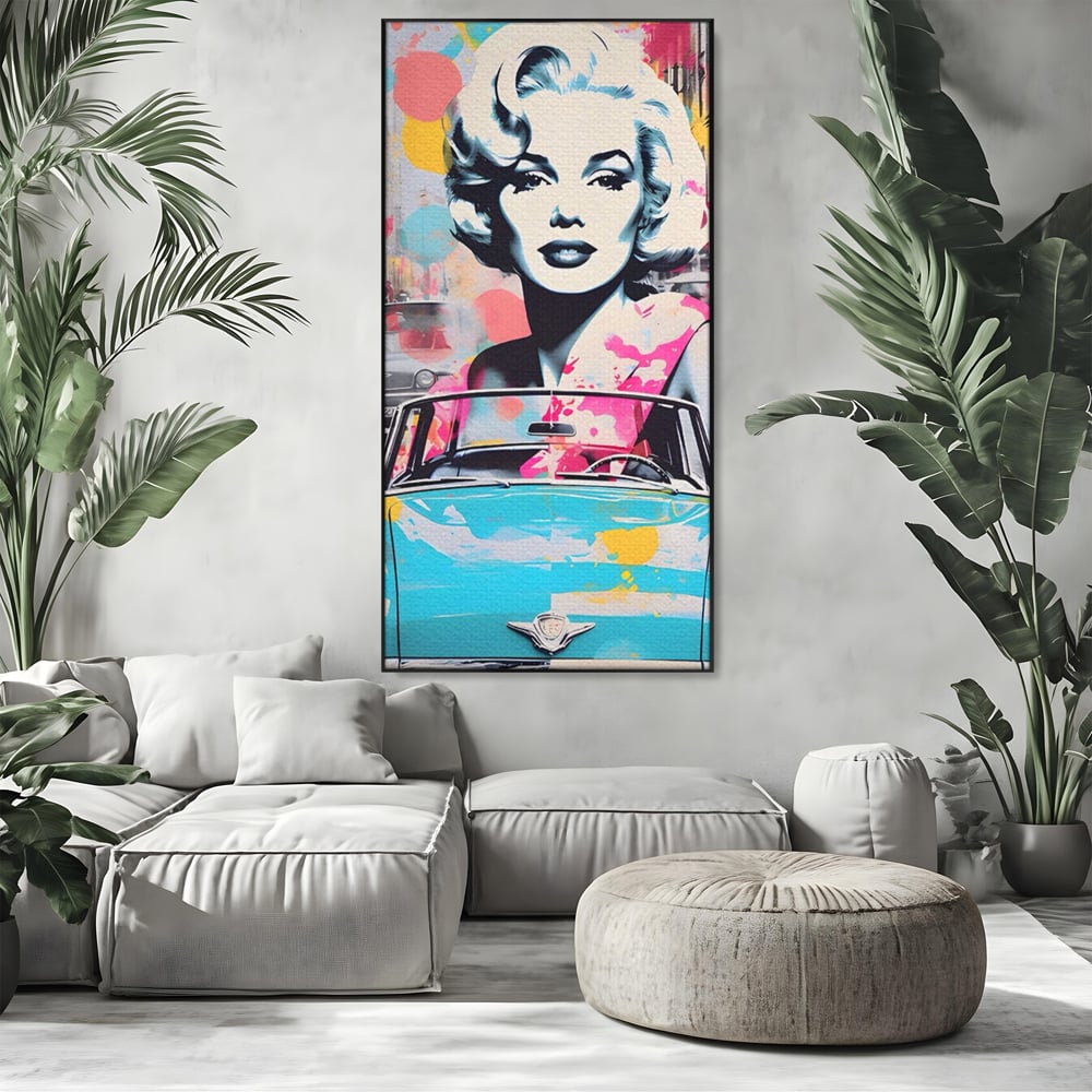 Tablou canvas cu tablou canvas cu marilyn monroe si masina, in rama de aluminiu negru, pe perete intr-un living